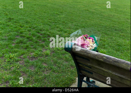 Blumen auf Parkbank, Brighton, UK Stockfoto