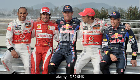 (L, R:) Formel 1-Fahrer Lewis Hamilton von McLaren Mercedes, Ferrari Fernando Alonso, Mark Webber von Red Bull, Jenson Button, McLaren-Mercedes und Sebastian Vettel von Red Bull posieren für ein Gruppenbild auf dem Korea International Circuit in Yeongam, Südkorea, 21. Oktober 2010. Am 24. Oktober 2010 findet die grossen Preis von Korea in Yeongam. Foto: David Ebener Stockfoto