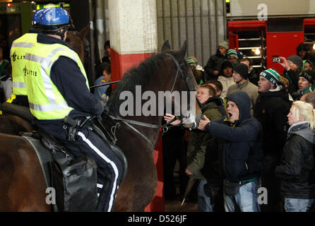 Werder Bremen Fans verspotten die Polizei nach den Champions League-Gruppenphase eine Übereinstimmung zwischen Twente Enschede und Werder Bremen (1: 1) im Grolsch Veste Stadion in Enschede, Niederlande 20. Oktober 2010. Foto: Friso Gentsch dpa Stockfoto