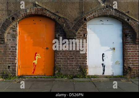 Graffiti-Schablonen des Mädchens klopfen an der Tür, auf der Strandpromenade Bögen, Brighton und Hove, UK Stockfoto