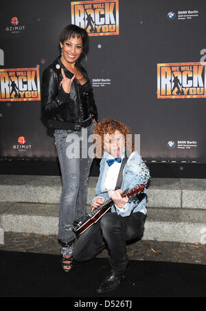 Jessica Wahls (L) und Lucy Diakovska der pop-Band No Angels besuchen die Premiere des Musicals "wir Sie an das Theater des Westens in Berlin, Deutschland, 21. Oktober 2010 rocken". Foto: Britta Pedersen Stockfoto