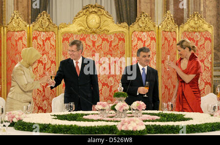 Bei Einem Staatsbankett Zu Ehren des Bundespräsidentenpaares Prosten Sich Bundespräsident Christian Wulff Und Ehefrau Bettina (r) Sowie der Präsident der Republik Türkei, Abdullah Gül (2.v.r.) Und Ehefrau Hayrünnisa Gül bin Donnerstag (21.10.2010) Im Dolmabahçe-Palast in Istanbul (Ägypten) Zu. Wulff ist Mit Seiner Frau Zu seit Viertägigen Besuch in sterben Ägypten Gereist. Foto: Rainer Stockfoto