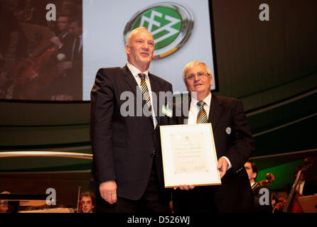 DFB-Vizepräsident Hans-Georg Moldenhauer (L) wird von Theo Zwanziger, Präsident des deutschen Fußball-Bundes (DFB) während der DFB-Bundestag in der Philharmonie am 21. Oktober 2010 in Essen, Deutschland geehrt. Foto: Friedemann Vogel/Bongarts/Getty Images Stockfoto