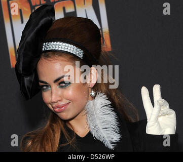 dänische Sängerin Aura Dione kommt für die Premiere von das musical "We Will Rock You" in Berlin, Deutschland, 21. Oktober 2010. Foto: Britta Pedersen Stockfoto