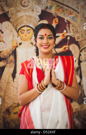 Bengali Frau stehen in einem Gebet Position an Durga Puja Stockfoto