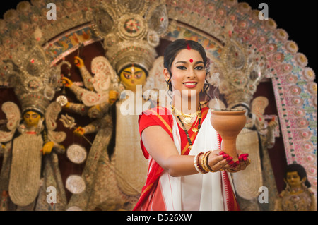 Bengali Frau Dhunachi Tanz auf Durga Puja Stockfoto