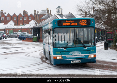 Arriva Bus fährt Sevenoaks bus station bei fallenden Schnee. Das Fahrzeug ist ein Dennis Dart SLF 7.8m Plaxton Zeiger 2 Stockfoto