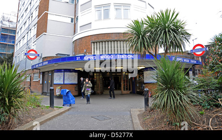 Pendler am St. Johns Wood unterirdischen Bahnhof in London Stockfoto