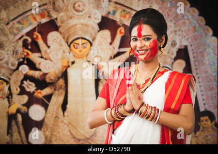 Bengali Frau stehen in einem Gebet Position an Durga Puja Stockfoto