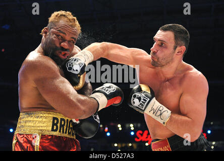 Ukrainische Boxer Vitali Klitschko (R) kämpft gegen den US-Boxer Shannon Briggs am Veranstaltungsort O2 in Hamburg, Deutschland, 17. Oktober 2010. Klitschko verteidigt seinen WBC-Weltmeistertitel. Foto: Marcus Brandt Stockfoto