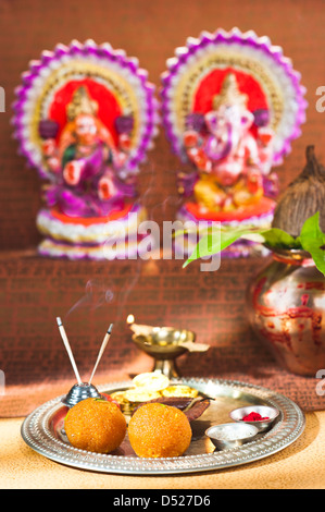 Vorbereitung von Lakshmi Pujan ein Hindu-Ritual während Diwali-fest Stockfoto