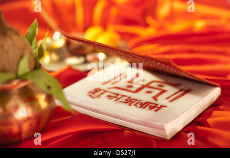 Lakshmi Pujan mit Hauptbuch während Diwali-fest Stockfoto