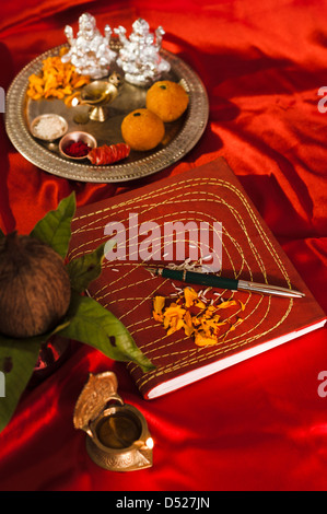 Lakshmi Pujan mit Hauptbuch während Diwali-fest Stockfoto