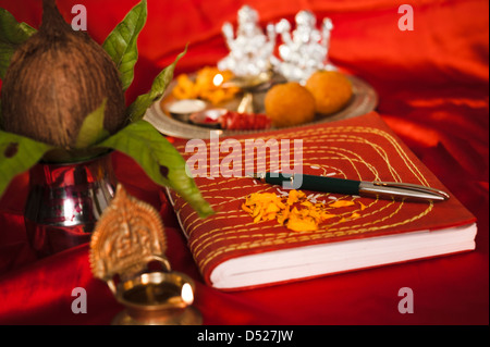 Lakshmi Pujan mit Hauptbuch während Diwali-fest Stockfoto