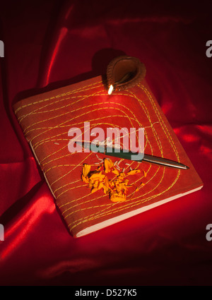 Diwali Diya und einen Stift auf Hauptbuch während Diwali-fest Stockfoto