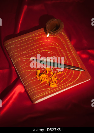 Diwali Diya und einen Stift auf Hauptbuch während Diwali-fest Stockfoto