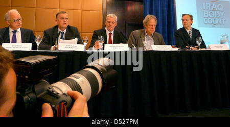 Wikileaks-Gründer Julian Assange spricht während einer gemeinsamen Pressekonferenz in Süd-London, Großbritannien, 23. Oktober 2010. Eine Summe von 400 000, die neue amerikanische militärische Dokumente durch Wikileaks Website ausgesetzt worden sind. Die Dateien enthalten Details der Folter von Irakern und wie der Missbrauch von Gefangenen durch die irakische Polizei ignoriert wurde, von den USA zwingt. Foto: Cordula Donhauser Stockfoto