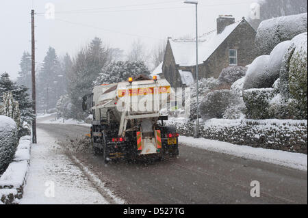 Es ist ein starker Schnee während der Zauber der kalten, schneereichen Winter Wetter & Rat Streuer Kombi (mit Schneepflug) ist entlang fahren, Clearing Hauptstraße durch Dorf, Verbreitung von Steinsalz auf slippy Oberfläche - Hawksworth, West Yorkshire, England, UK. Stockfoto