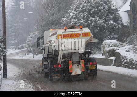 Es ist ein starker Schnee während der Zauber der kalten, schneereichen Winter Wetter & Rat Streuer Kombi (mit Schneepflug) ist entlang fahren, Clearing Hauptstraße durch Dorf, Verbreitung von Steinsalz auf slippy Oberfläche - Hawksworth, West Yorkshire, England, UK. Stockfoto