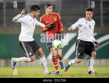 Spaniens Alvaro Vadillo (C) wetteifert um den Ball mit Deutschlands Fabian Schnellhardt (R) und Emre können (L) während der u-19-internationalen Fußballspiel zwischen Deutschland und Spanien am Paul-Janes-Stadion in Düsseldorf, Deutschland, 20. März 2013. Foto: Jonas Guettler Stockfoto