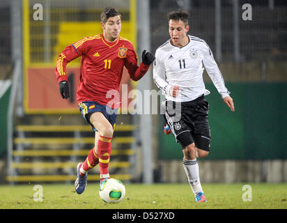 Spaniens Alvaro Vadillo (L) wetteifert um den Ball mit Deutschlands Fabian Schnellhardt (R) während der u-19-internationalen Fußballspiel zwischen Deutschland und Spanien am Paul-Janes-Stadion in Düsseldorf, Deutschland, 20. März 2013. Foto: Jonas Guettler Stockfoto