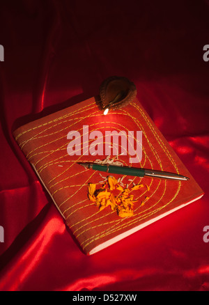 Diwali Diya und einen Stift auf Hauptbuch während Diwali-fest Stockfoto