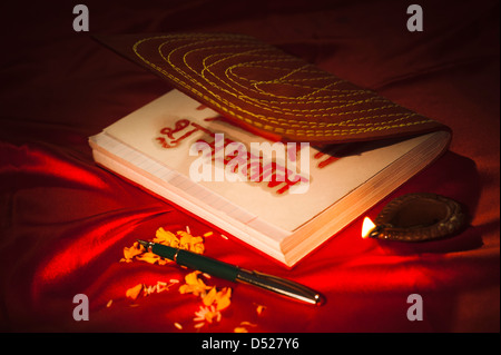 Diwali Diya und einen Stift mit Hauptbuch während Diwali-fest Stockfoto