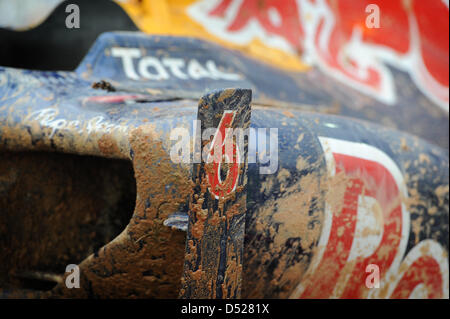 Das völlig verprügelt Auto der australischen Fahrer Mark Webber von Red Bull steht steht auf einer Panne LKW auf Korea International Circuit in Yeongam, Südkorea, 24. Oktober 2010. Alonso gewann die erste und chaotische Formel-1-Rennen in Korea vor Hamilton von McLaren und Massa von Ferrari. Foto: David Ebener Stockfoto