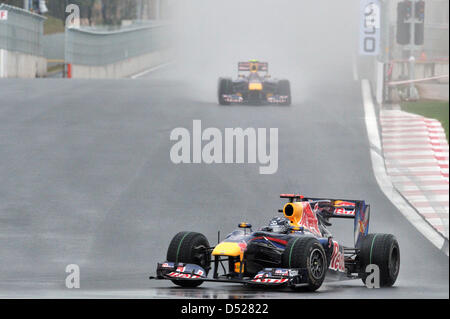 Deutschen Fahrer Sebastian Vettel von Red Bull fährt mit seinem Auto vor seinem Team, australische Pilot Mark Webber während des Rennens auf Korea International Circuit in Yeongam, Südkorea, 24. Oktober 2010 Mate. Fernando Alonso Ferrari gewann das erste chaotische Formel1 Rennen in Korea vor Hamilton von McLaren und Massa von Ferrari. Foto: David Ebener Stockfoto