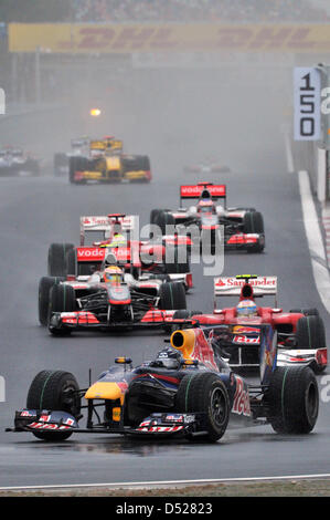 Deutschen Fahrer Sebastian Vettel von Red Bull (vorne) fährt mit seinem Auto während einer Sicherheit Auto Periode vor spanischen Fahrer Fernando Alonso Ferrari, britischer Fahrer Lewis Hamilton von McLaren Mercedes und brasilianische Fahrer Felipe Massa Ferrari während des Rennens auf Korea International Circuit in Yeongam, Südkorea, 24. Oktober 2010. Fernando Alonso Ferrari gewann die erste chaotische Formel Stockfoto