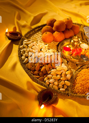 Sortierte Diwali Süßigkeiten und Snacks mit Diwali diyas Stockfoto