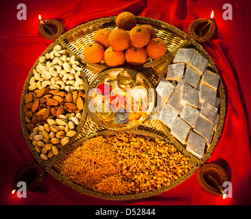 Sortierte Diwali Süßigkeiten und Snacks mit Diwali diyas Stockfoto
