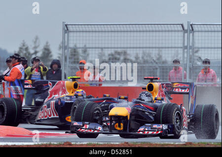 Deutschen Fahrer Sebastian Vettel von Red Bull fährt mit seinem Auto vor seinem Teamkollegen, die Austrialian Mark Webber während des Rennens auf Korea International Circuit in Yeongam, Südkorea, 24. Oktober 2010. Fernando Alonso Ferrari gewann das erste chaotische Formel1 Rennen in Korea vor Hamilton von McLaren und Massa von Ferrari. Foto: David Ebener Stockfoto