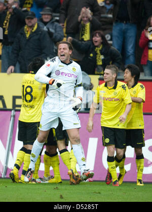 Dortmunds Torwart Roman Weidenfeller Jubel nach dem 1: 1 Tor in einem deutschen Bundesliga-Spiel von Borussia Dortmund vs. TSG 1899 Hoffenheim im Signal-Iduna-Park Stadion in Dortmund, Deutschland, 24. Oktober 2010. Das Spiel endete 1: 1. Foto: BERND THISSEN (Achtung: EMBARGO Bedingungen! Die DFL ermöglicht die weitere Nutzung der Bilder in anderen Ne, IPTV und mobile Dienstleistungen Stockfoto