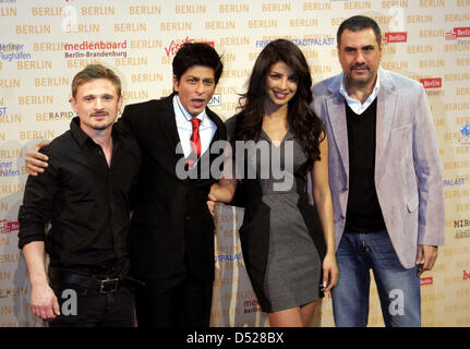 (L-R) Darsteller Florian Lukas, Shah Rukh Khan, Priyanka Chopra und Boman Irani die Pressekonferenz zum Film "Don 2" in Berlin, Deutschland, 22. Oktober 2010. Der Film, der in der deutschen Hauptstadt ist in deutschen Kinos Ende 2011 sein. Foto: Xamax Stockfoto