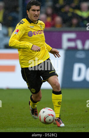 Dortmunds Nuri Sahin steuert den Ball beim Bundesligaspiel Borussia Dortmund vs. TSG 1899 Hoffenheim im Signal Iduna Park in Dortmund, Deutschland, 24. Oktober 2010. Foto: Bernd Thissen Stockfoto