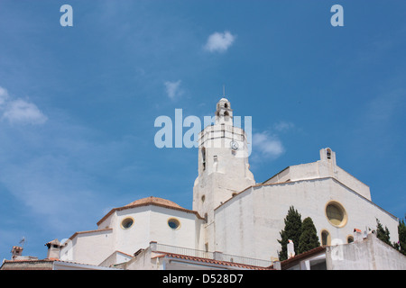 Kirche von Cadaques. ein Symbol im Dorf, ist eine kleine Küstenstadt, ist das Volk des Malers Dali. Costa Brava, Spanien Stockfoto