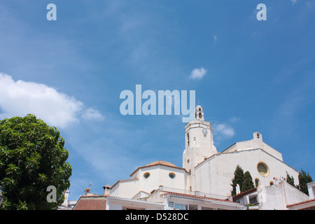 Kirche von Cadaques. ein Symbol im Dorf, ist eine kleine Küstenstadt, ist das Volk des Malers Dali. Costa Brava, Spanien Stockfoto