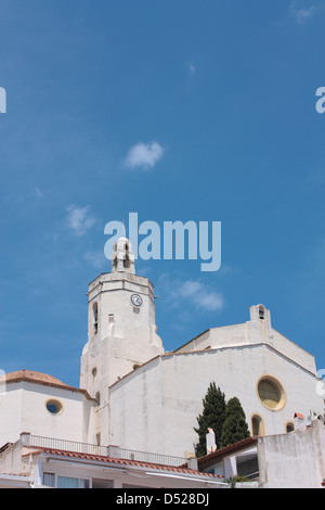 Kirche von Cadaques. ein Symbol im Dorf, ist eine kleine Küstenstadt, ist das Volk des Malers Dali. Costa Brava, Spanien Stockfoto