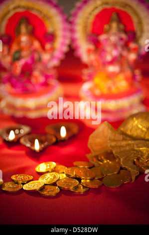 Diwali Öllampen und Münzen mit Idolen von Lakshmi und Ganesh während Diwali-fest Stockfoto