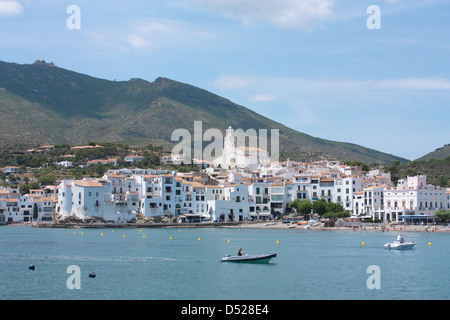 Cadaques, einer kleinen Küstenstadt ist das Volk des katalanischen Malers Salvador Dalí. Die Kirche von Cadaqués ist ein symbol Stockfoto