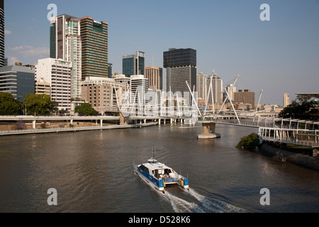 Brisbane River ferry City Cat nähert sich der Kurilpa Brücke Richtung nachgelagerten Brisbane Queensland Australia Stockfoto