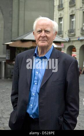 Britische Spionage Roman-Autor John le Carre in Bern, Schweiz, 30. September 2010 abgebildet. In einem Interview mit der deutschen Presse-Agentur Dpa sagt le Carre sieht er wieder Russland als Bedrohung für den Westen. Diesmal ist es eher eine moralische als eine militärische Gefahr als Milliarden von Geld aus russischen Nouveau-Reichtümer strömten in westlichen Finanzplätzen. "Und das ist eine Bedrohung - eine moralische Bedrohung Stockfoto