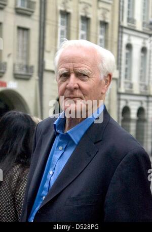 Britische Spionage Roman-Autor John le Carre in Bern, Schweiz, 30. September 2010 abgebildet. In einem Interview mit der deutschen Presse-Agentur Dpa sagt le Carre sieht er wieder Russland als Bedrohung für den Westen. Diesmal ist es eher eine moralische als eine militärische Gefahr als Milliarden von Geld aus russischen Nouveau-Reichtümer strömten in westlichen Finanzplätzen. "Und das ist eine Bedrohung - eine moralische Bedrohung Stockfoto