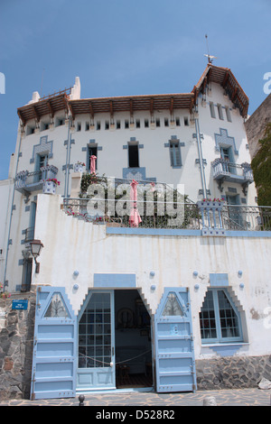 Blaue Haus (Casa Azul, in spanischer Sprache), architektonisches Symbol des Modernisme-Stil, das Dorf Cadaqués, Costa Brava, Gerona. Stockfoto