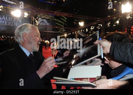 Kanadische Schauspieler Donald Sutherland Autogramme bei der Premiere des Films "The Pillars of the Earth" in Berlin, Deutschland, 26. Oktober 2010. Der Fernsehsender präsentieren Sat. 1 die vierteilige TV-Film vom 15. November 2010 ab. Foto: Jens Kalaene Stockfoto