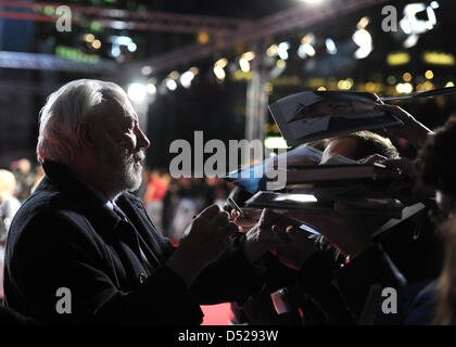 Kanadische Schauspieler Donald Sutherland Autogramme bei der Premiere des Films "The Pillars of the Earth" in Berlin, Deutschland, 26. Oktober 2010. Der Fernsehsender präsentieren Sat. 1 die vierteilige TV-Film vom 15. November 2010 ab. Foto: Jens Kalaene Stockfoto