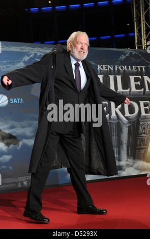 Kanadische Schauspieler Donald Sutherland besucht die Premiere des Films "The Pillars of the Earth" in Berlin, Deutschland, 26. Oktober 2010. Der Fernsehsender präsentieren Sat. 1 die vierteilige TV-Film vom 15. November 2010 ab. Foto: Jens Kalaene Stockfoto
