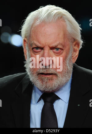 Kanadische Schauspieler Donald Sutherland besucht die Premiere des Films "The Pillars of the Earth" in Berlin, Deutschland, 26. Oktober 2010. Der Fernsehsender präsentieren Sat. 1 die vierteilige TV-Film vom 15. November 2010 ab. Foto: Jens Kalaene Stockfoto