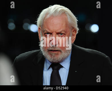 Kanadische Schauspieler Donald Sutherland besucht die Premiere des Films "The Pillars of the Earth" in Berlin, Deutschland, 26. Oktober 2010. Der Fernsehsender präsentieren Sat. 1 die vierteilige TV-Film vom 15. November 2010 ab. Foto: Jens Kalaene Stockfoto